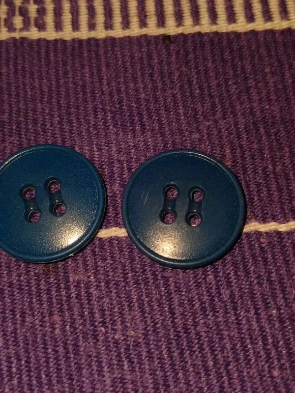 2 boutons bleu 4 trous tres bon etat diametre 21 mm 1e